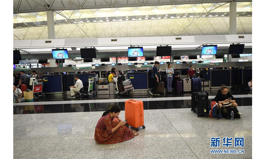 8月13日，游客在机场滯留。 新华社记者 吕小炜摄