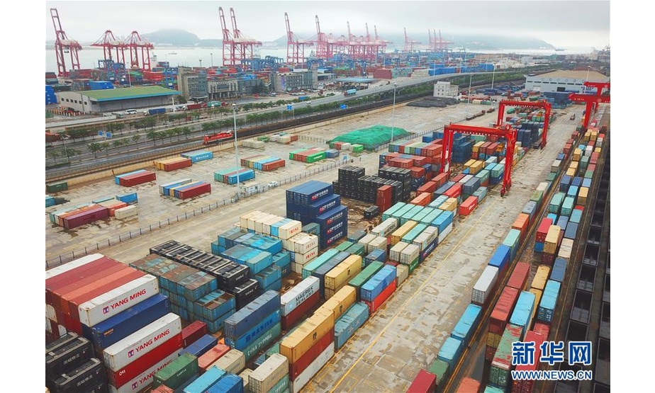 7月16日，江苏连云港港口码头一片繁忙景象。  新华社发（耿玉和 摄）