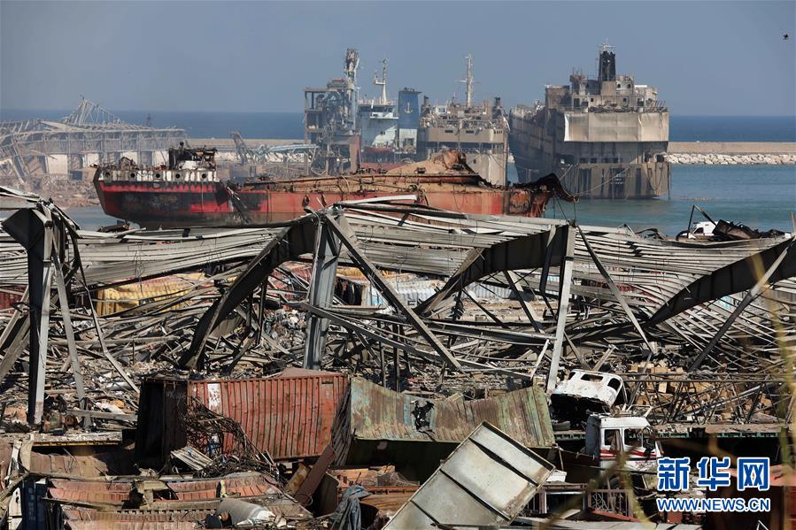这是8月5日在黎巴嫩首都贝鲁特拍摄的爆炸过后的港口区景象。 黎巴嫩首都贝鲁特港口区4日傍晚发生剧烈爆炸。截至5日晨，爆炸已造成至少100人死亡，另有4000多人受伤。 新华社发（比拉尔·贾维希摄）
