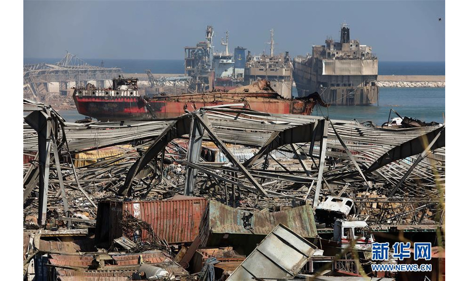 这是8月5日在黎巴嫩首都贝鲁特拍摄的爆炸过后的港口区景象。 黎巴嫩首都贝鲁特港口区4日傍晚发生剧烈爆炸。截至5日晨，爆炸已造成至少100人死亡，另有4000多人受伤。 新华社发（比拉尔·贾维希摄）