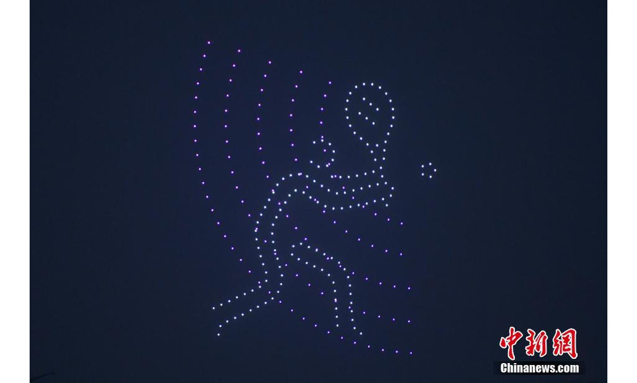 1月11日，浙江杭州启动第19届亚运会倒计时无人机常态化表演，亚运吉祥物、亚运火炬、倒计时等图案亮相亚运场馆上空。 中新社记者 王刚 摄