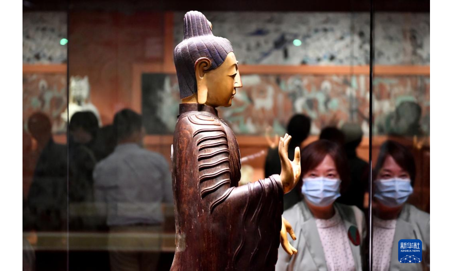 9月17日，参观者在展览的“丝路重华”单元参观故宫博物院藏木旃檀佛。