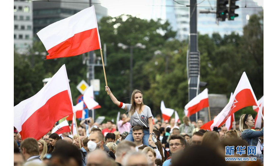 8月1日，人们在波兰华沙参加纪念华沙起义77周年活动。

　　当日，人们在波兰首都华沙举行活动，纪念华沙起义77周年。1944年8月1日，为反抗法西斯占领军，华沙举行大规模武装起义。其间，约有1.8万名战士牺牲，另有18万华沙市民死亡，大批华沙市民被投进集中营。波兰政府将每年的8月1日定为华沙起义纪念日，举行各类纪念活动，以纪念在1944年8月反抗纳粹德国占领而牺牲的波兰军人和市民。

　　新华社发（亚普·阿林摄）