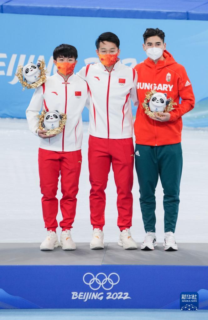 2月7日，冠军中国选手任子威（中）、亚军李文龙（左）与季军刘少昂在颁发礼品仪式上。

　　当日，在首都体育馆举行的北京2022年冬奥会短道速滑项目男子1000米决赛中，中国选手任子威夺得冠军。

　　新华社记者 王毓国 摄