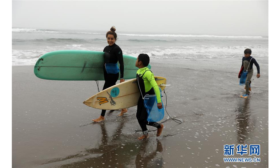 6月8日，在秘鲁首都利马，志愿者清理海滩，庆祝世界海洋日。 6月8日是由联合国大会确定的世界海洋日。 新华社发（玛利亚娜·巴索摄）