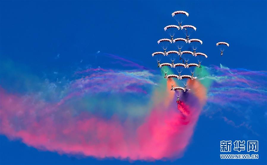 1月15日，在科威特费尔瓦尼耶省举行的第二届科威特航空展上，表演者进行编队跳伞表演。

　　第二届科威特航空展15日在费尔瓦尼耶省拉开帷幕，共有来自30多个国家的约200家航空公司及相关企业参展，将展出70多架先进飞机。 新华社发