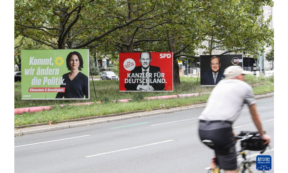 9月25日，在德国首都柏林，一名骑行者经过（从左至右）绿党总理候选人贝尔伯克、社民党总理候选人肖尔茨、联盟党总理候选人拉舍特的竞选海报。

　　四年一度的德国联邦议院选举将于9月26日举行，新一届德国政府将基于选举结果组建。

　　新华社记者 单宇琦 摄