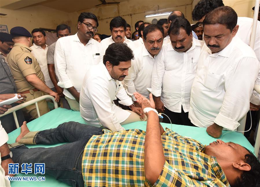 9月16日，在印度拉贾蒙德里，安得拉邦首席部长贾甘莫汉·雷迪（中）看望游船倾覆事件幸存者。 印度东部安得拉邦一艘游船15日下午发生倾覆，造成至少7人丧生，另有30多人失踪。 新华社发