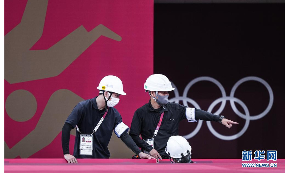 7月21日，日本武道馆内的奥运会工作人员在为开赛做最后的准备工作。

　　东京奥运会开赛在即，各项目比赛场馆准备工作有序进行。

　　新华社记者 刘大伟 摄