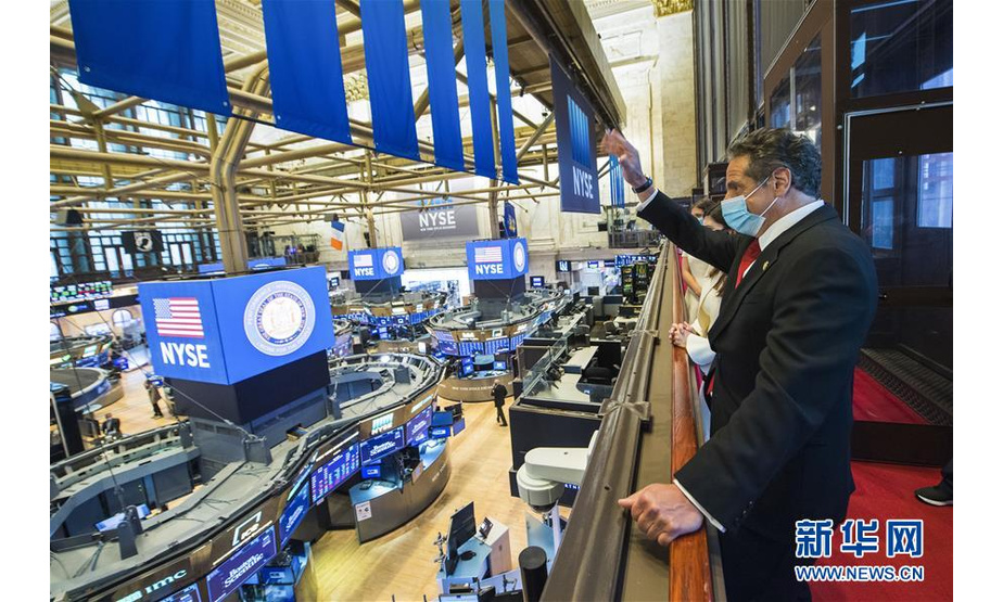 　　5月26日，在美国纽约证券交易所，纽约州州长安德鲁·科莫参观交易大厅。 新华社发（纽约州州长办公室供图 达伦·麦吉摄）

