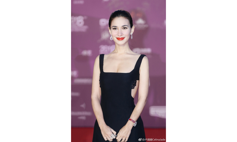 新浪娱乐讯 日前，《李茶的姑妈》卢靖姗一袭黑色露背长裙亮相北京国际电影节。