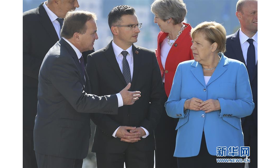 9月20日，在奥地利萨尔茨堡，瑞典首相勒文（前排左一）和德国总理默克尔（前排右一）在合影现场交谈。 欧盟非正式峰会19日在奥地利西部城市萨尔茨堡开幕。 新华社记者 叶平凡 摄