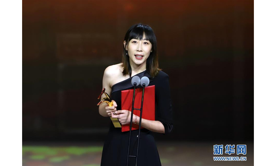 9月10日，凭借《半个喜剧》获得最佳女演员奖的任素汐在颁奖典礼上发表获奖感言。新华社记者雒圆摄