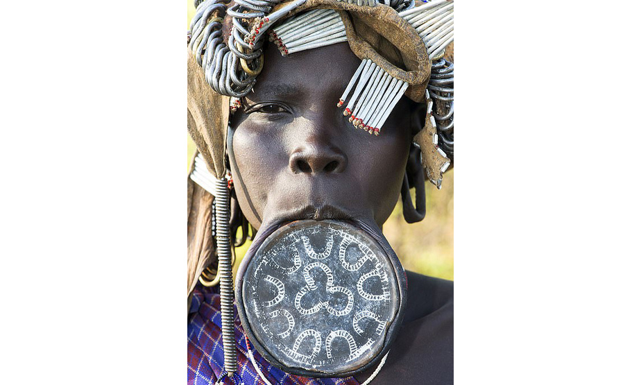 其中一组照片记录了“唇盘族”的传统习俗。据悉，“唇盘族”又称摩尔西族，是居住在非洲埃塞俄比亚南部奥莫河谷的古老原始部落，以独特的奇异身体装饰而闻名世界。