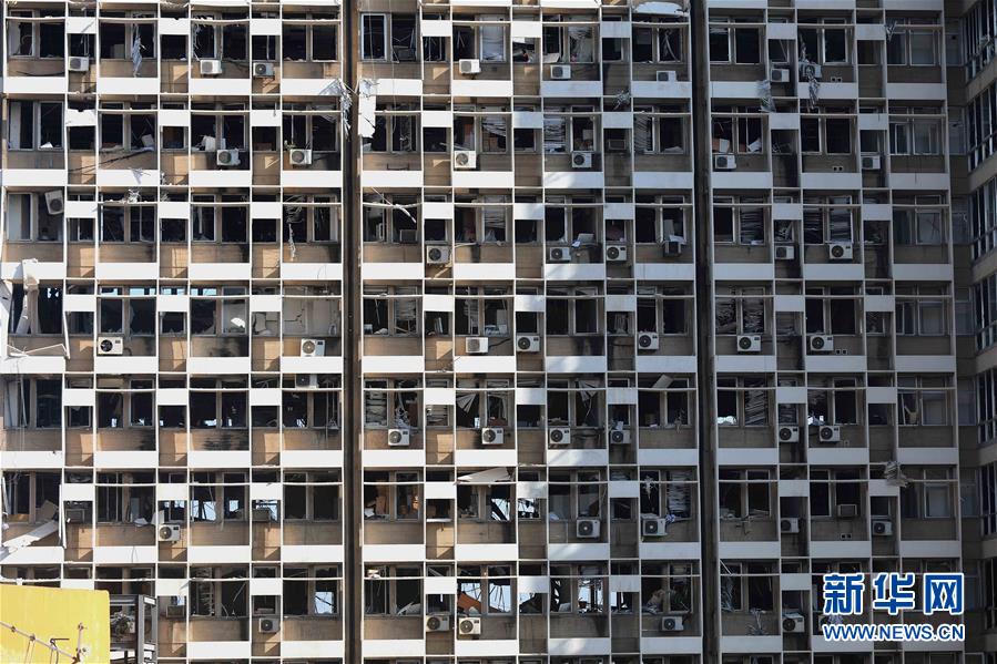 这是8月5日在黎巴嫩首都贝鲁特拍摄的爆炸过后的港口区景象。 黎巴嫩首都贝鲁特港口区4日傍晚发生剧烈爆炸。截至5日晨，爆炸已造成至少100人死亡，另有4000多人受伤。 新华社发（比拉尔·贾维希摄）