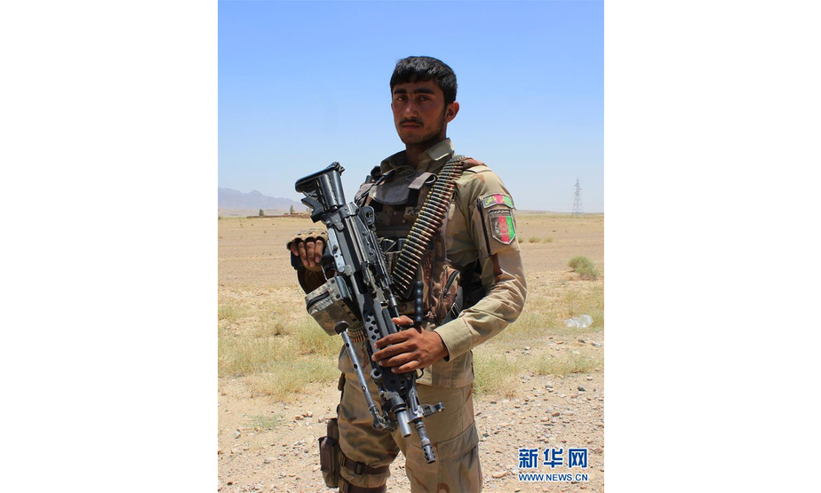 6月16日，在阿富汗南部赫尔曼德省，一名安全部队士兵参加针对塔利班武装分子的军事行动。 新华社发（萨夫达里摄）