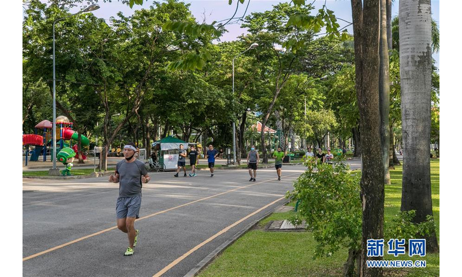 泰国曼谷市区内有大大小小的城市公园，这些都市“绿肺”不仅是曼谷市民休闲锻炼的绝佳场所，也是城市生态平衡的重要一环。曼谷市政府正通过植树以及新建公园的方式扩大市区绿化面积。 这是2020年8月24日，市民在泰国曼谷仑披尼公园休息。 新华社记者 张可任 摄