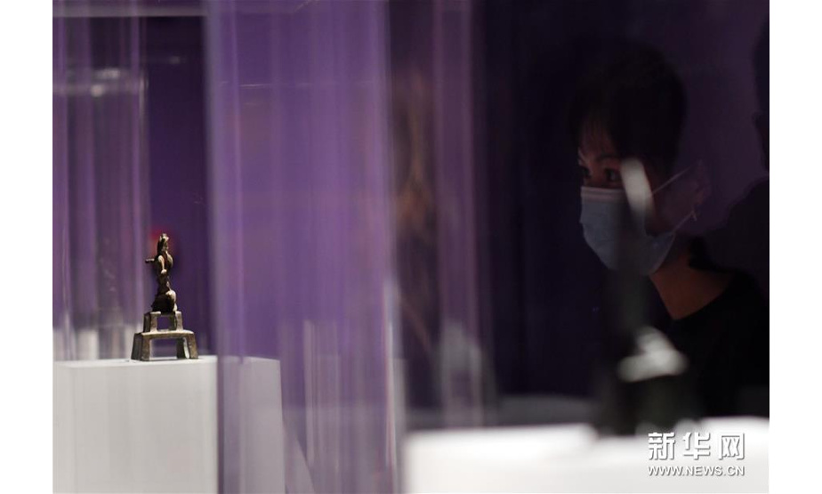 10月28日，参观者在中国国家博物馆的“相由心生——山东博兴佛造像展”上欣赏张茄喜造思惟菩萨像。 新华社记者 金良快 摄