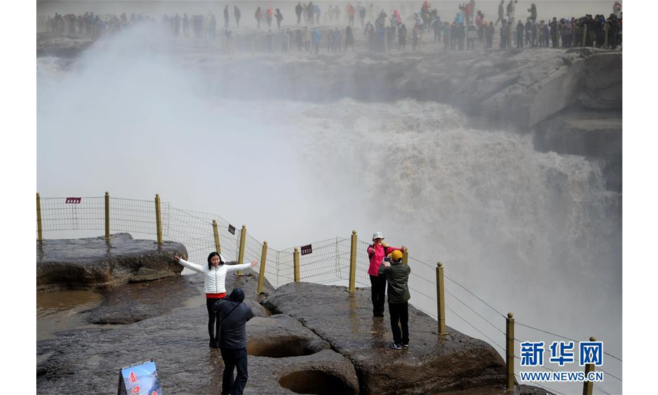 　4月6日，游客在壶口瀑布拍照留念。新华社发（张博文 摄）