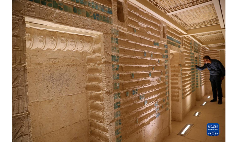 这是9月14日在埃及首都开罗以南的塞加拉地区一座左塞尔时期古墓内拍摄的浮雕。

　　当日，位于埃及首都开罗以南约30公里的塞加拉地区，一座距今4000多年的古埃及第三王朝国王左塞尔时期的古墓经过近15年的修缮后正式向公众开放。该墓位于左塞尔王阶梯金字塔建筑群西南角，由地上建筑和地下墓室两大部分构成。埃及于2006年启动对该墓墓道、墓墙、墓室等建筑体的保护和修缮工作。

　　新华社发（穆罕默德·阿萨德摄）