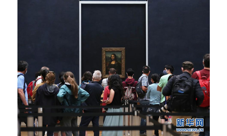 7月6日，参观者在法国巴黎卢浮宫博物馆欣赏莱昂纳多·达·芬奇的名作《蒙娜丽莎》。 因新冠病毒疫情关闭3个多月后，法国卢浮宫博物馆于6日重新开放。 新华社记者 高静 摄