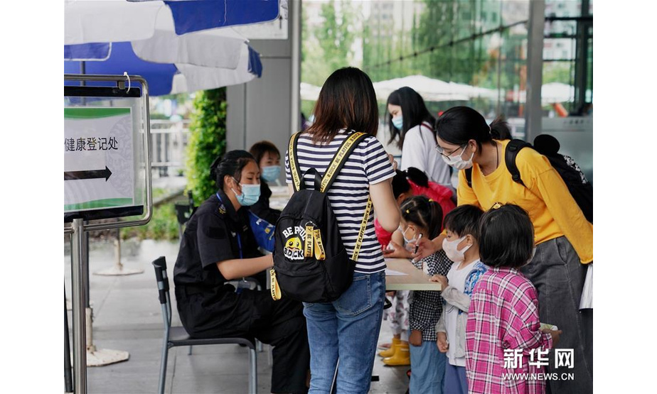 月15日，在上海自然博物馆入口，工作人员对入馆观众进行健康登记。新华社记者 刘颖 摄