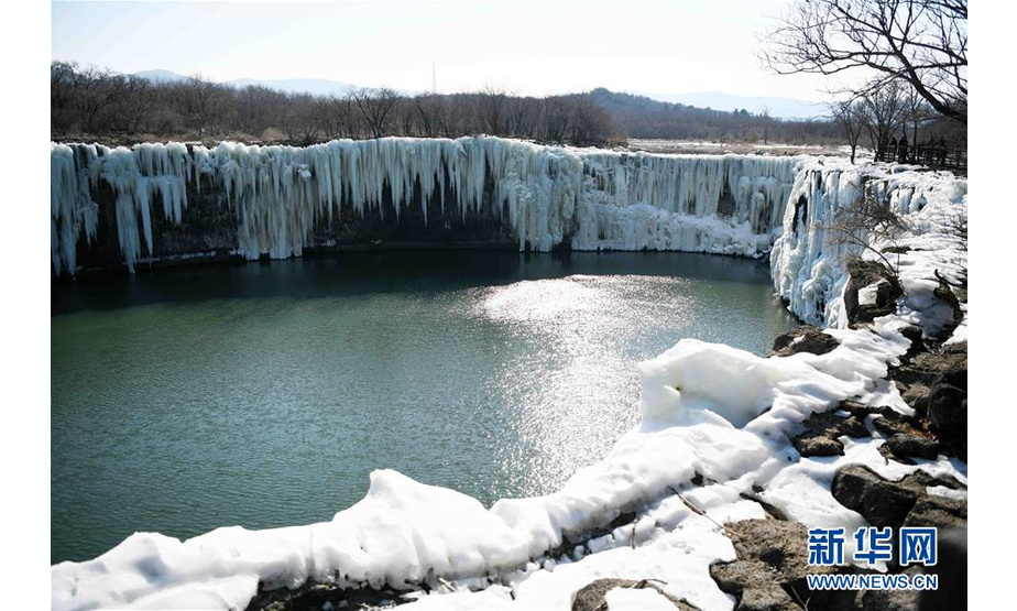 这是吊水楼瀑布的冰瀑景观（2月25日摄）。 去冬今春以来，黑龙江省镜泊湖的吊水楼冰瀑景色壮观，吸引许多游人前来观赏。 新华社记者 王建威 摄