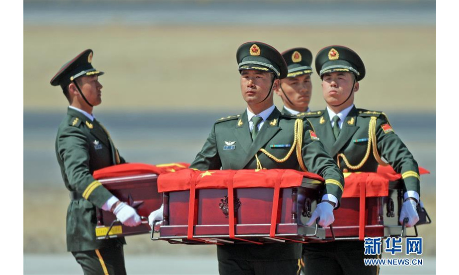 4月3日，在沈阳桃仙国际机场，礼兵手捧志愿军烈士遗骸棺椁。新华社记者 杨青 摄