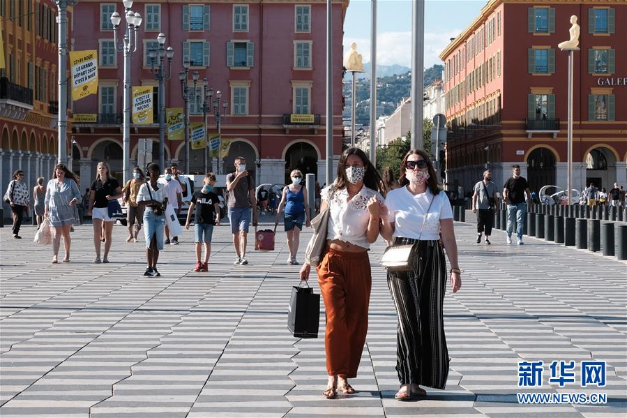 8月4日，行人佩戴口罩走在法国尼斯街头。 新华社发（塞尔日·阿乌齐摄）