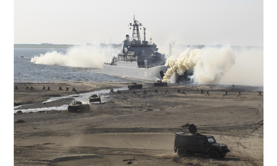 8月17日，俄罗斯海军北方舰队在俄北部的泰梅尔半岛进行了两栖登陆演习。俄北方舰队的登陆舰、海军陆战队、北极机动步兵团以及空降部队参加了演习。