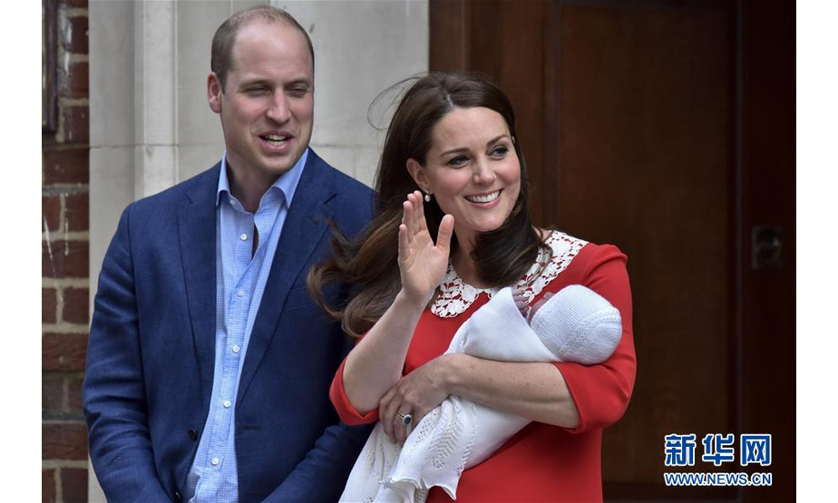 4月23日，在英国伦敦，威廉王子、凯特王妃和刚出生的小王子在圣玛丽医院外亮相。新华社发（史蒂芬·程 摄）
