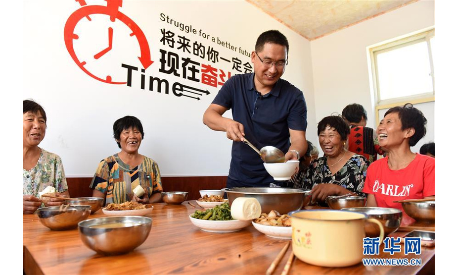 8月21日，在河北任县西固城乡小东吴村，王壮（中）和农场工人一起吃午饭。 新华社记者 朱旭东 摄
