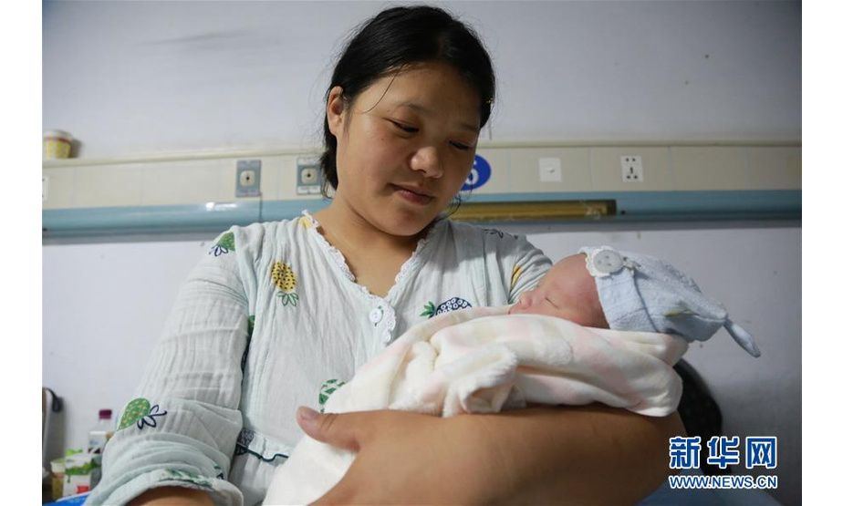这是在宜宾市矿山急救医院拍摄的“地震宝宝”和妈妈（6月18日摄）。 新华社记者 杨进 摄