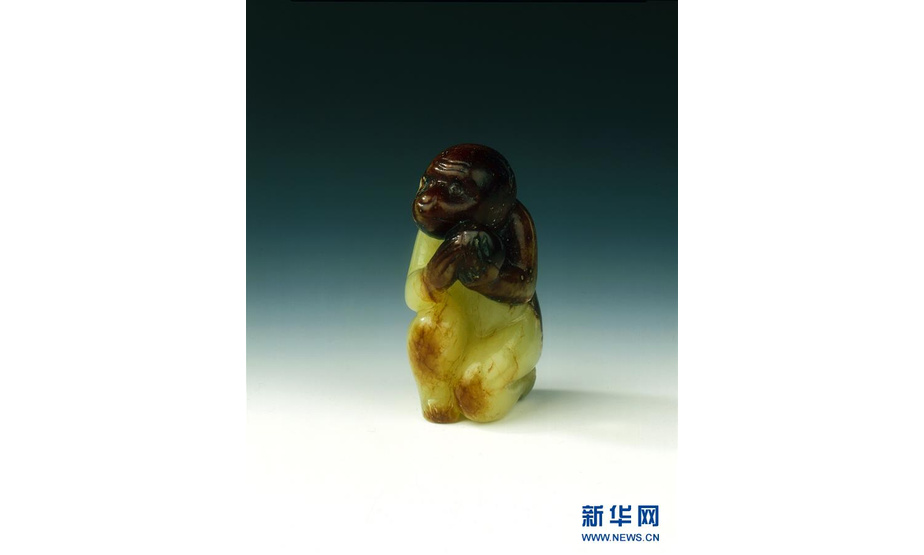 这是英国巴斯东亚艺术博物馆公布的被盗文物猴抱桃玉雕的照片。据英国媒体报道，英国巴斯市东亚艺术博物馆4月17日凌晨失窃，数件价值不菲的中国文物被盗。 新华社发