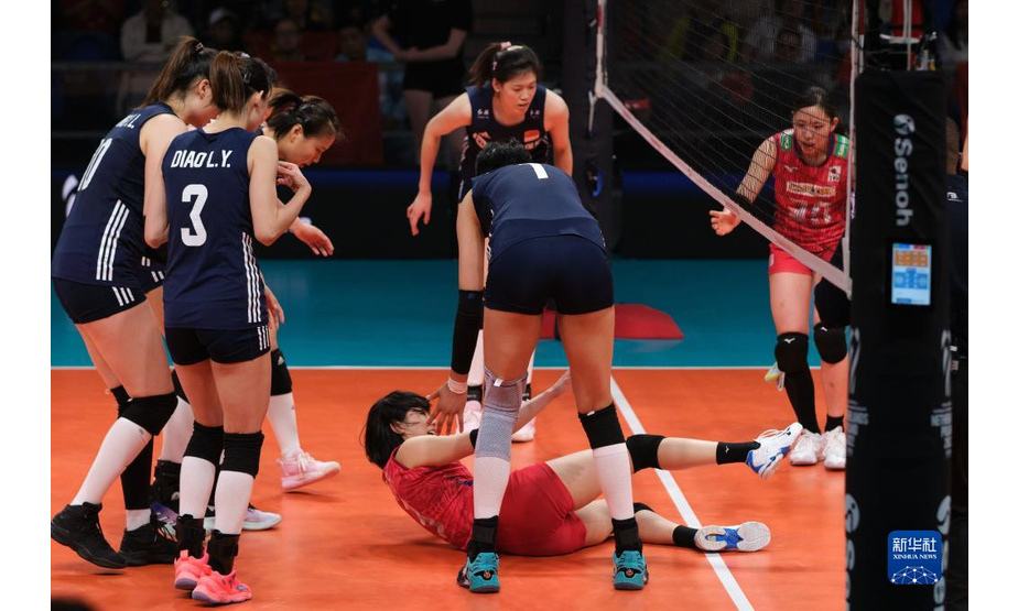 9月28日，日本队球员古贺纱理那（下）在比赛中倒地，中国队球员随后上前询问情况。新华社记者 孟鼎博 摄