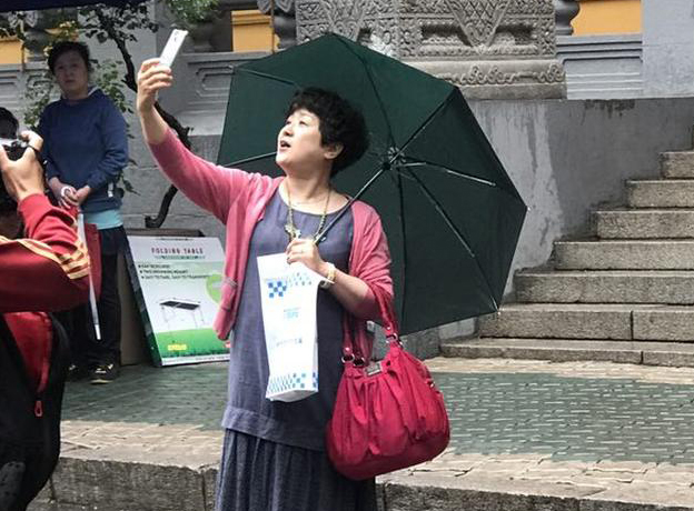 儿子考场内忙答题 老妈考场外玩直播