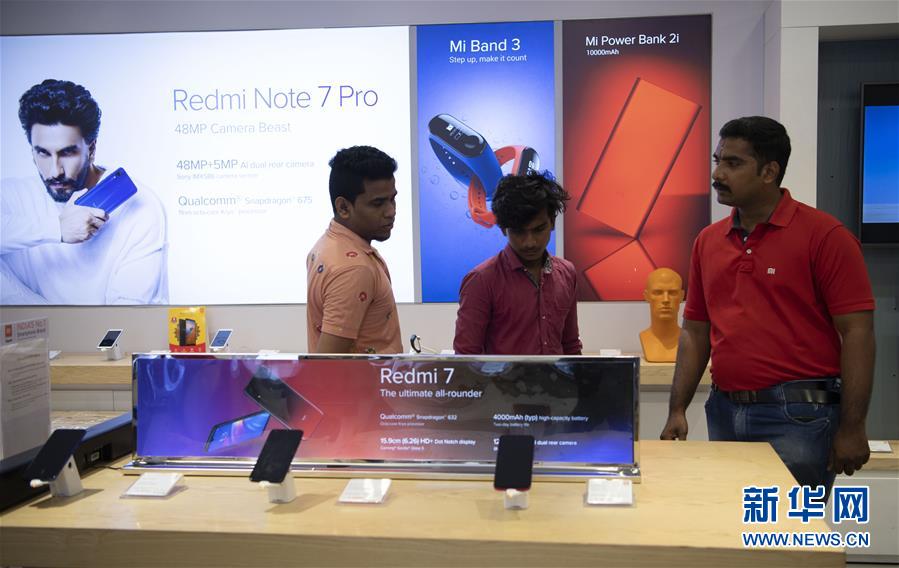 这是在印度金奈的一家商场，人们在中国品牌小米的门店购买手机（2019年10月8日摄）。 新华社记者 吕小炜 摄