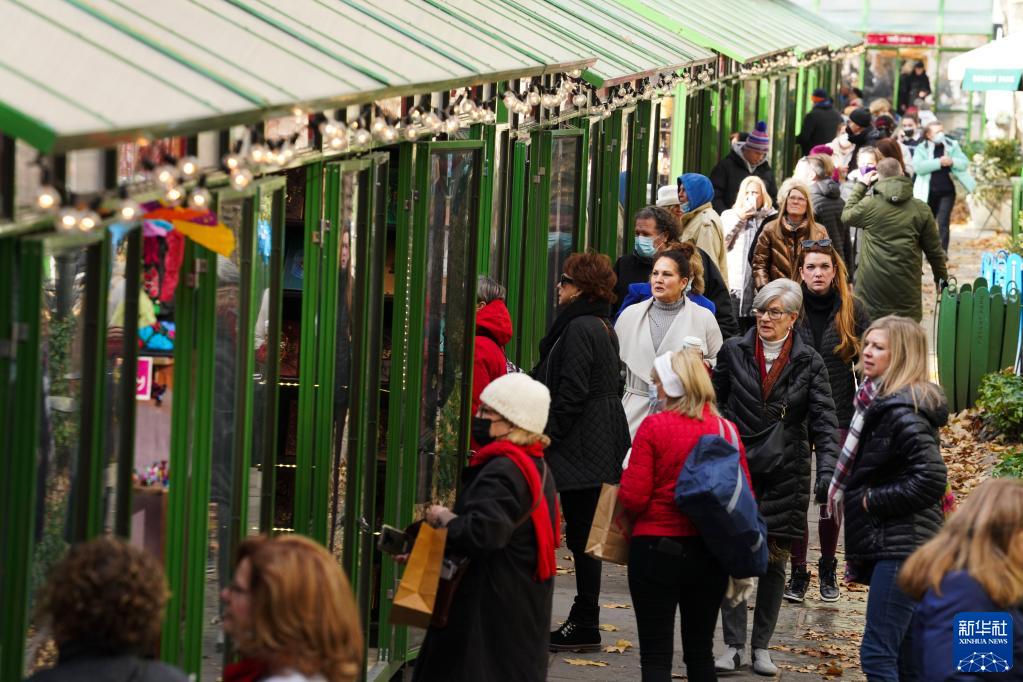 12月7日，人们在美国纽约的一处节日市场购物。

　　美国全国商业经济协会6日发布的经济学家调查显示，受需求强劲、薪资上涨、供应链瓶颈等诸多因素影响，美国高通胀将至少持续到2023年。

　　新华社记者 王迎 摄

