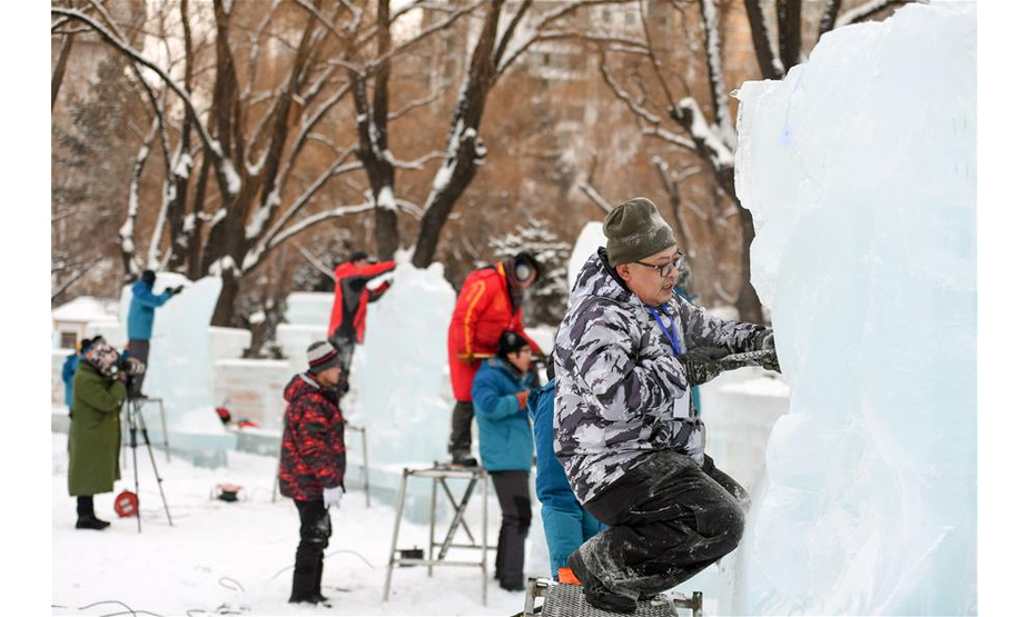 1月9日，参赛选手在进行冰雕创作。当日，第37届全国专业冰雕比赛在黑龙江省哈尔滨市兆麟公园拉开帷幕，来自全国各地的60多名选手参赛。 新华社记者 王松 摄