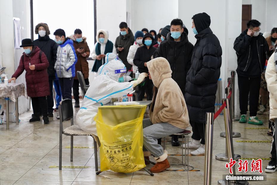 12月2日，黑龙江哈尔滨南岗区溪树庭苑社区，居民有序进行核酸检测。当日8时，哈尔滨市启动部分地区第一轮全员核酸检测。 中新社发 孙汉仑 摄 　