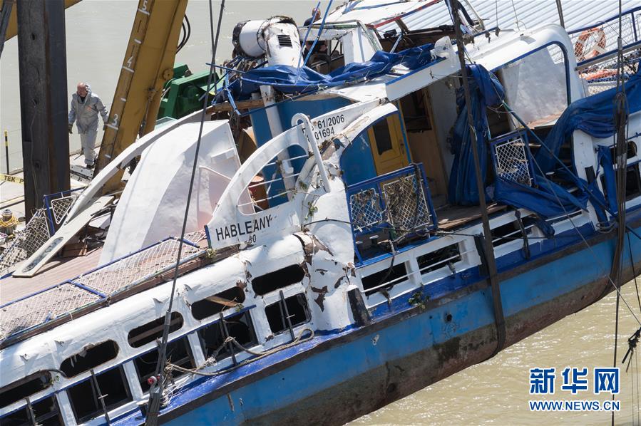 6月11日，在匈牙利布达佩斯，失事游船被打捞。 匈牙利警方当日打捞起失事游船，发现4具遗体。“美人鱼”号游船5月29日在匈牙利首都布达佩斯市中心多瑙河与另一艘游船相撞并沉没，当时载有33名韩国乘客和2名匈牙利船员，只有7名韩国人获救。 新华社发（弗尔季·奥蒂洛 摄）