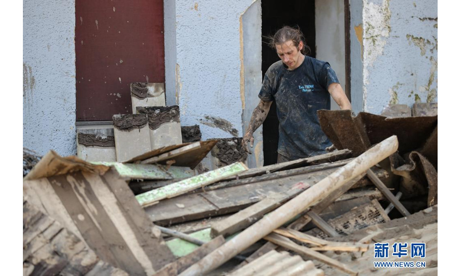 7月20日，一名男子在比利时受灾严重的佩平斯特清理垃圾。

　　比利时危机中心20日证实，上周的暴雨及其引发的特大洪灾已造成31人死亡、70多人失踪，全国100多个市镇受到影响。目前，比利时全国范围内的降雨已停止，洪水也已基本退去，灾后重建工作正在有序展开。

　　新华社记者 张铖 摄
