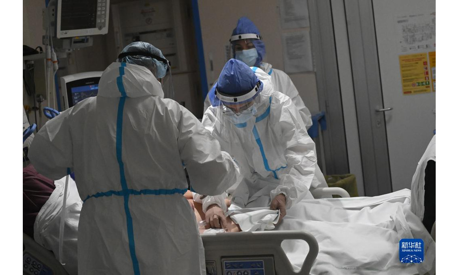医务人员在意大利博洛尼亚一家医院的新冠隔离区对患者进行治疗（2021年12月3日）。

　　新华社发（贾尼·斯基基摄）