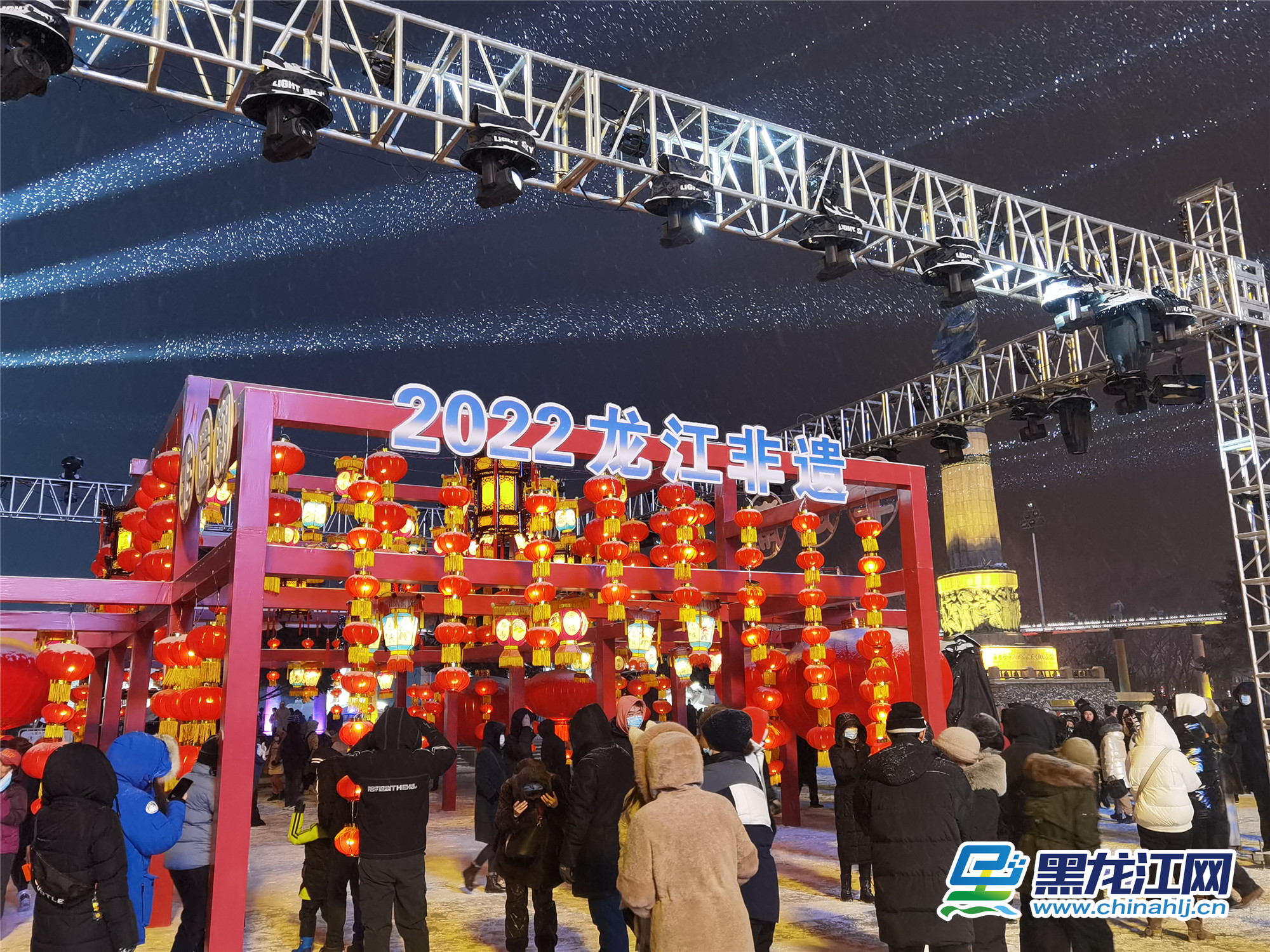 冰雪非遗灯光秀，盛装展示冰城之魅