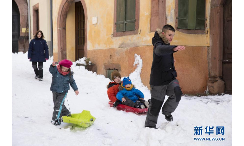 1月15日，在法国上莱茵省凯瑟斯贝格，孩子们在雪地上玩耍。新华社发（亚基·内热朗摄）