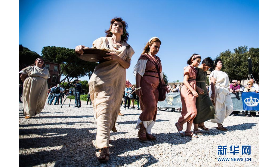 　4月21日，在意大利罗马大竞技场，人们“重现”罗马建城的故事。当日，人们穿戴古罗马时期服饰，参加罗马建城2771年庆祝活动。相传罗马建城日为公元前753年4月21日。 新华社记者金宇摄