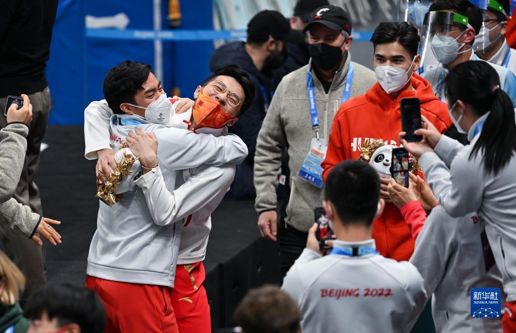 2月7日，任子威（左二）在比赛后庆祝。

　　当日，在首都体育馆举行的北京2022年冬奥会短道速滑项目男子1000米决赛中，中国选手任子威夺得冠军。

　　新华社记者 李尕 摄