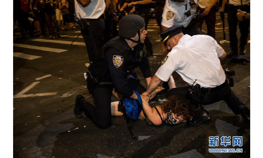 5月30日，在美国纽约布鲁克林，警察逮捕一名抗议者。 新华社发（郭克摄）