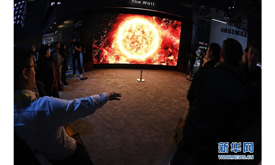 1月8日，在美国拉斯维加斯消费电子展上，观众参观三星公司的8K屏幕。 新华社记者刘杰摄
