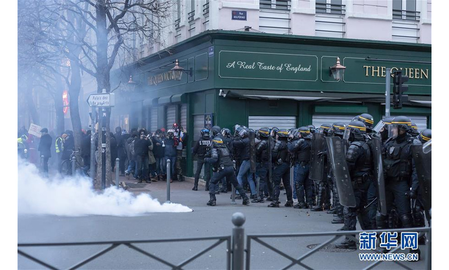 12月10日，在法国北部城市里尔，警察在罢工示威游行现场与示威者对峙。法国全国跨行业大罢工及游行10日继续举行，交通、教育等多个行业受到影响。新华社发（塞巴斯蒂安·库尔吉摄）